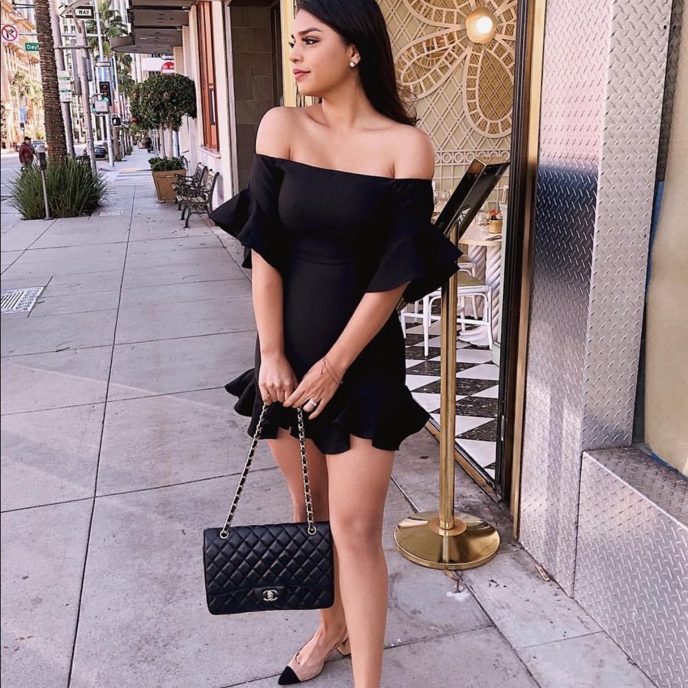 Little balck dress with ruffle sleeves